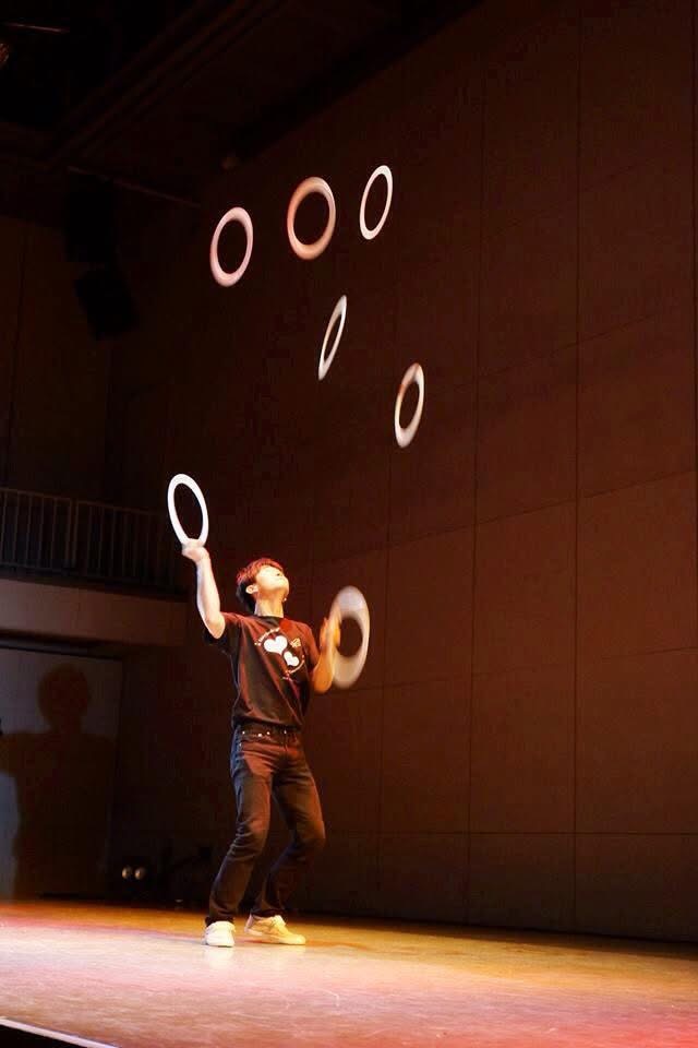 複数のリングを空中に投げる演技の様子