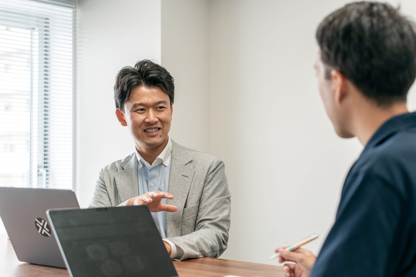 仕事について話し合う様子